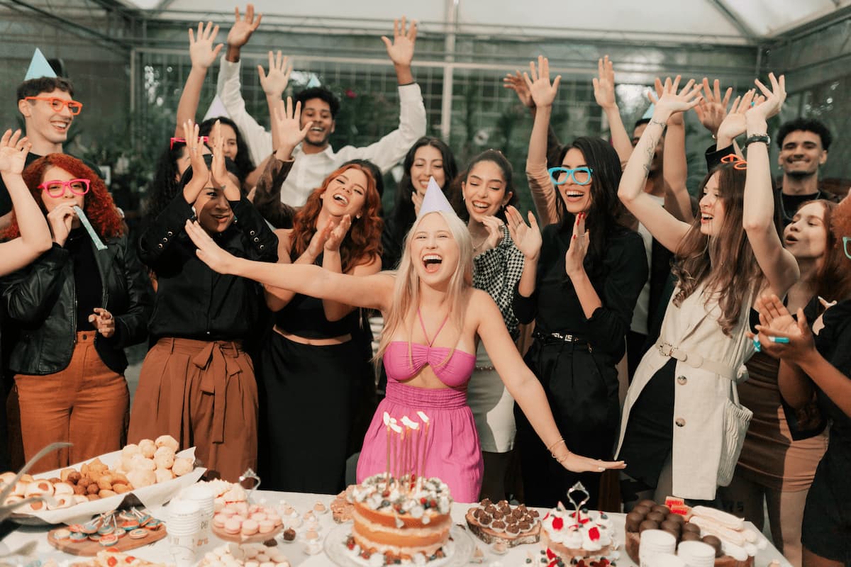 18esimo solide: festeggia facendo la differenza Foto di Pexels: https://www.pexels.com/it-it/foto/gioiosa-festa-di-compleanno-con-gli-amici-32333376/